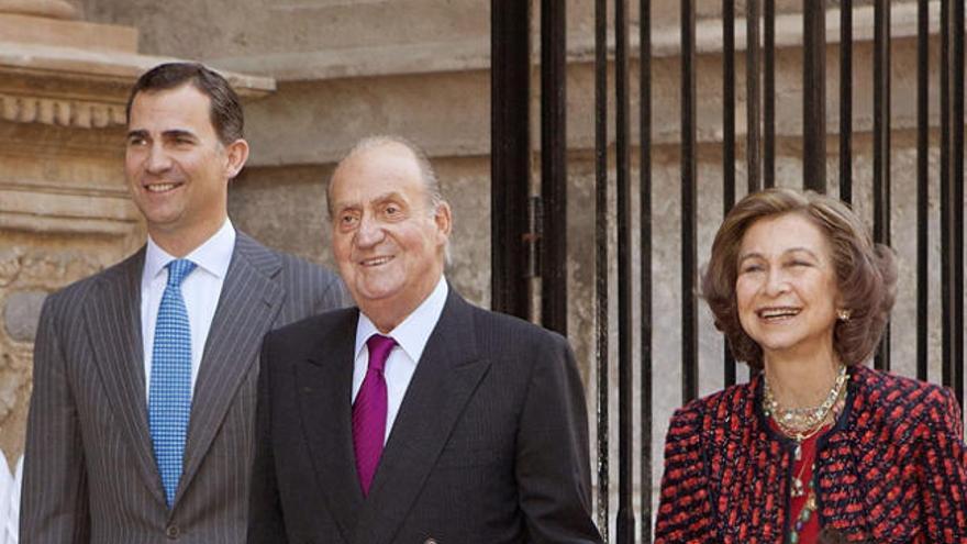 La Reina, junto a Don Juan Carlos y Don Felipe.