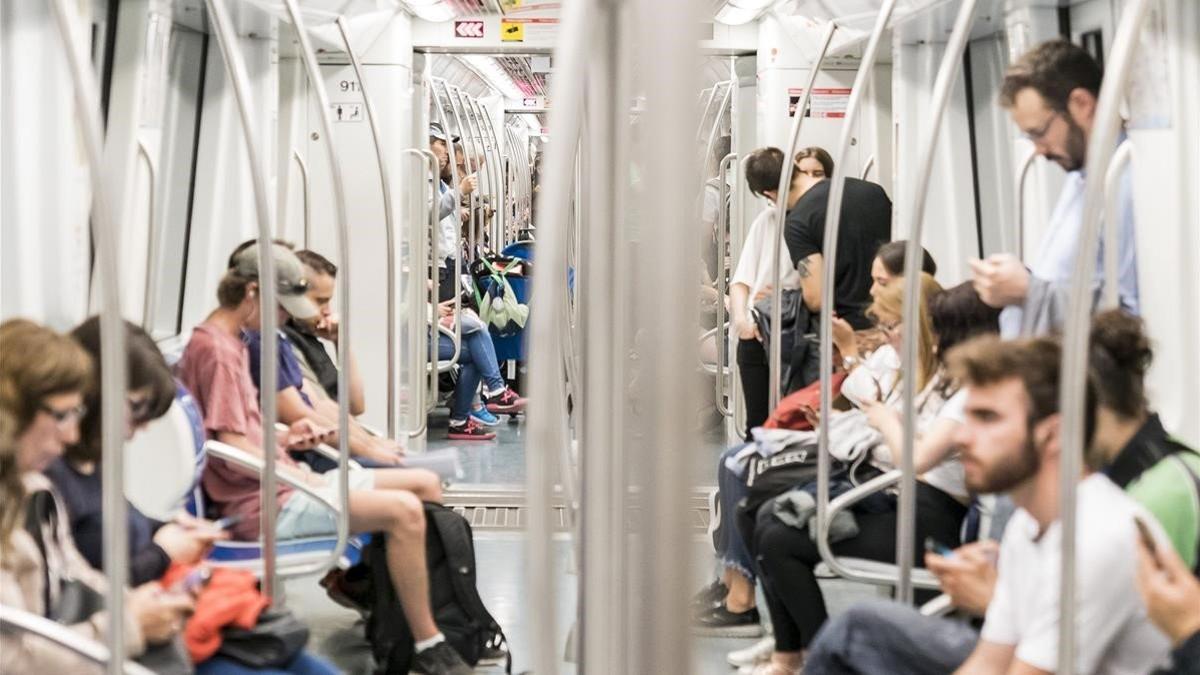 La flota de metro incorporará un total de doce trenes en menos de dos años para mejorar la frecuencia de paso.