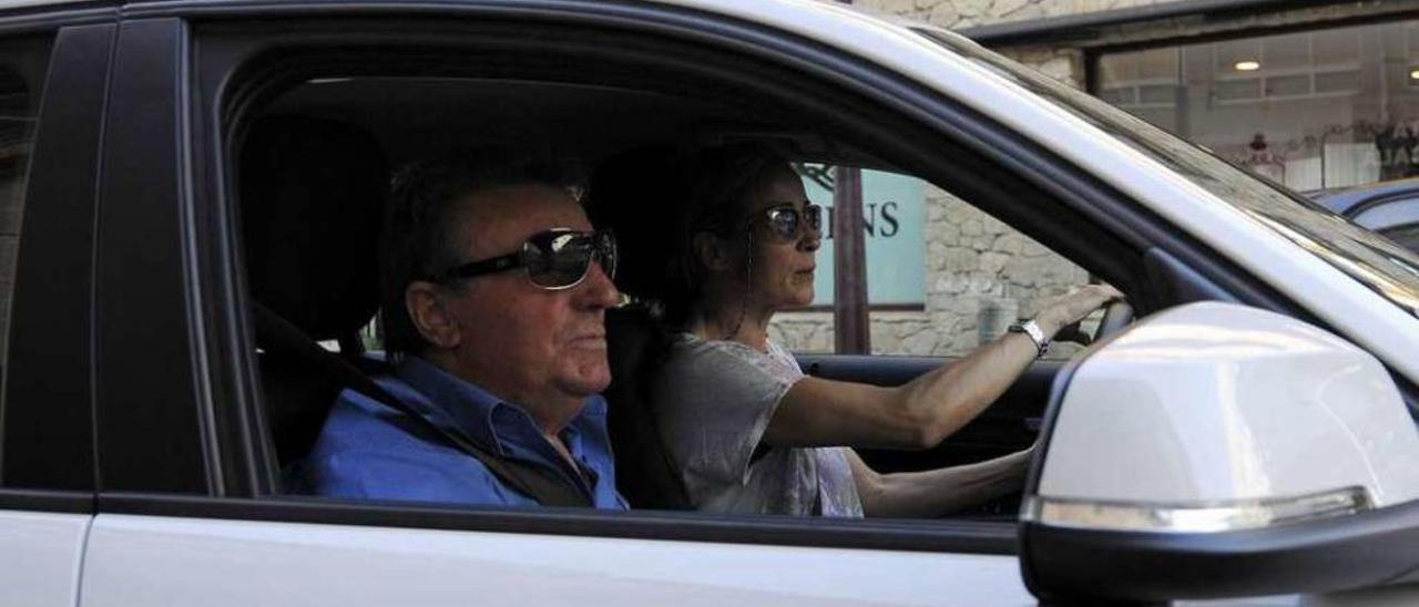 Un monitor de la autoescuela Lalín con una alumna durante una de las prácticas. // Bernabé/Javier Lalín