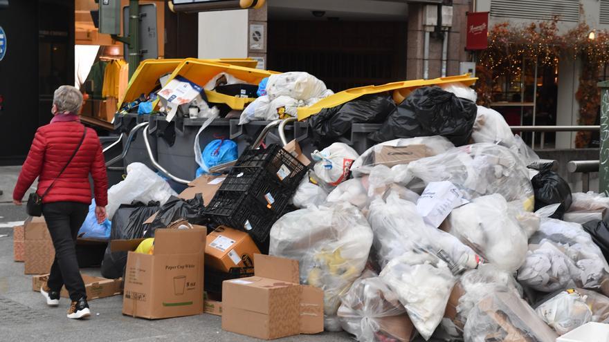 Alcaldía decreta la declaración de emergencia sanitaria en A Coruña por los problemas en la recogida de basuras