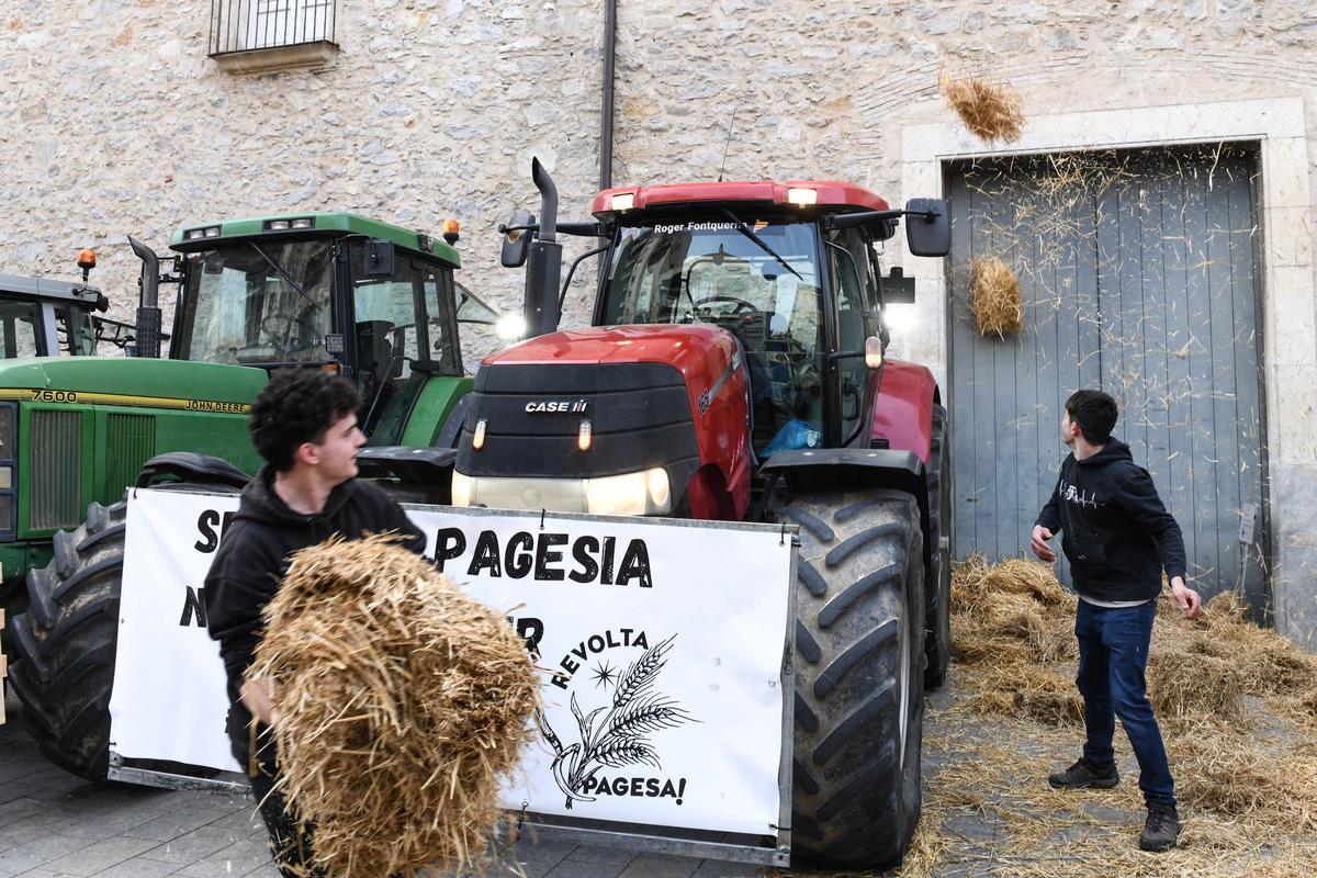 Concentración de agricultores con sus tractores en Girona, en protesta por las condiciones del sector