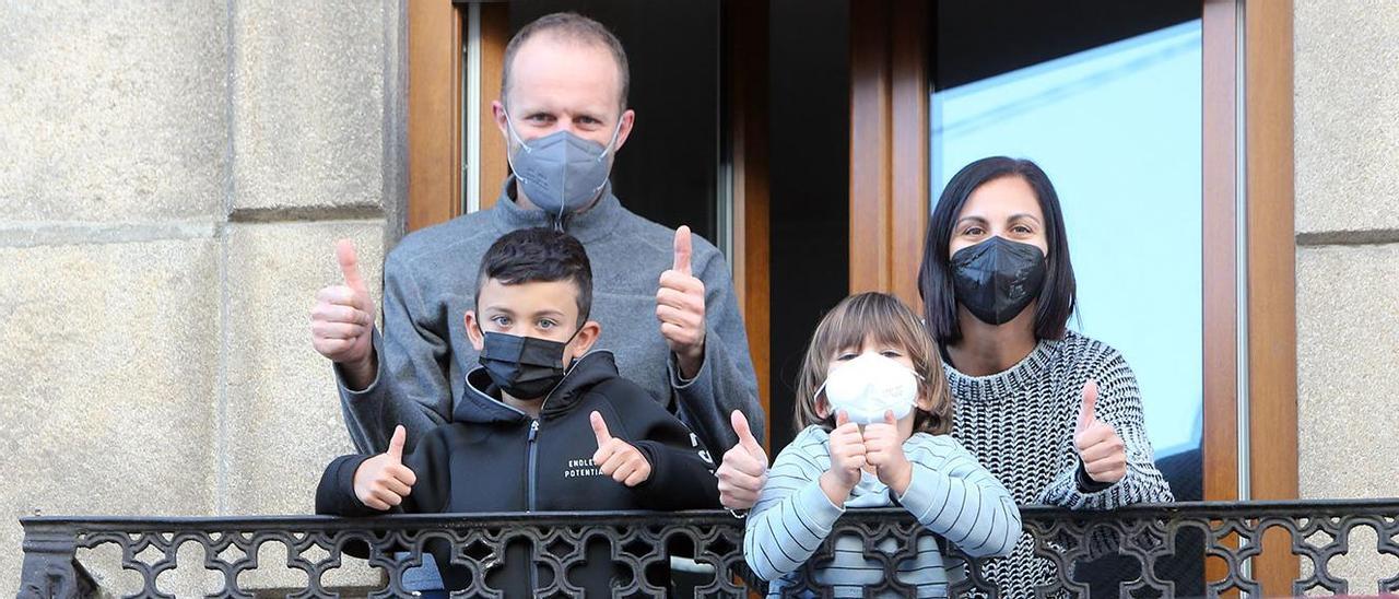 Jaime y Ana en el balcón de su casa de Redondela junto a sus hijos Samuel y Lucas de cinco años