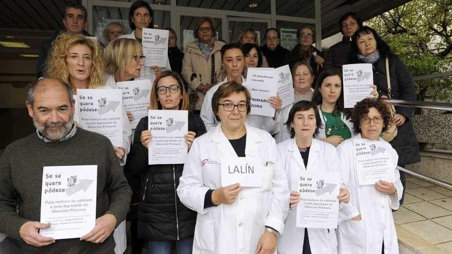 Enésima protesta en el centro de salud  |  Profesionales del ambulatorio de Lalín se concentraron al mediodía de ayer delante de la puerta de acceso al inmueble para reclamar, por enésima vez al Sergas, una serie de mejoras en el servicio de atención primaria. Se trata de una campaña iniciada meses atrás en numerosos ambulatorios de la comunidad. En el dezano, además, la semana pasada aparecieron goteras en la segunda planta que, según la consellería, iban a ser subsanadas tras realizar una valoración previa.