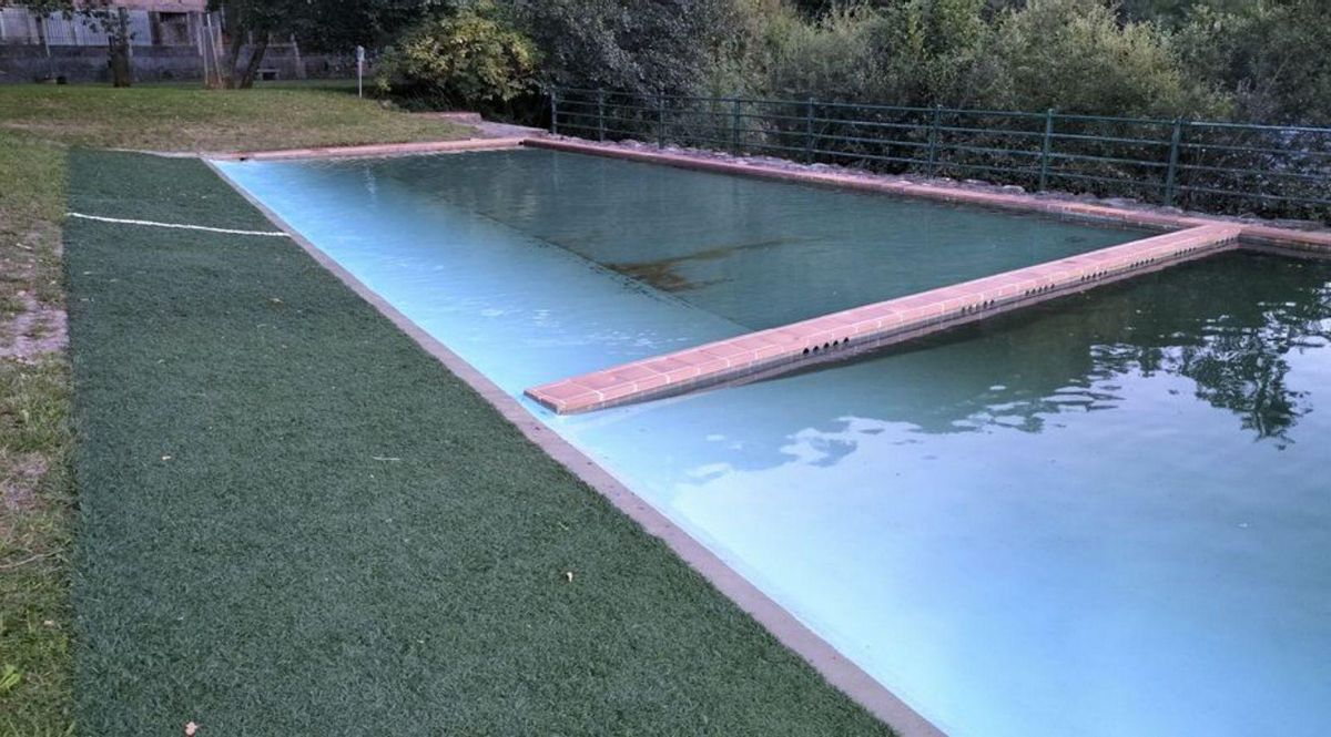 Estado del césped ariticial de las piscinas de A Carixa. |