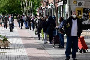 Varias personas se unen a las ’colas del hambre’ de Aluche para recoger comida, en mayo de 2020