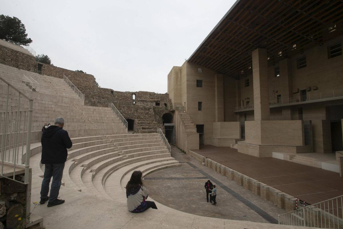Visitantes en el Teatro Romano.