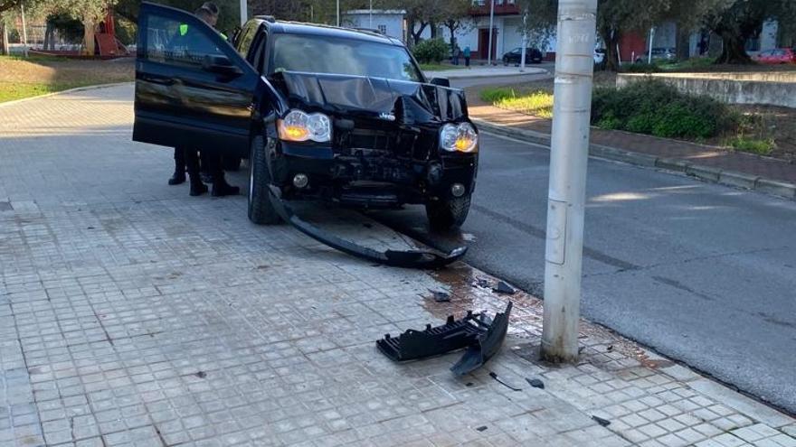 Un hombre sale ileso tras estampar su coche contra una farola en Xàtiva