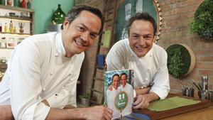 Sergio y Javier Torres con el libro de recetas de su programa de TVE-1 ’Torres en la cocina’.