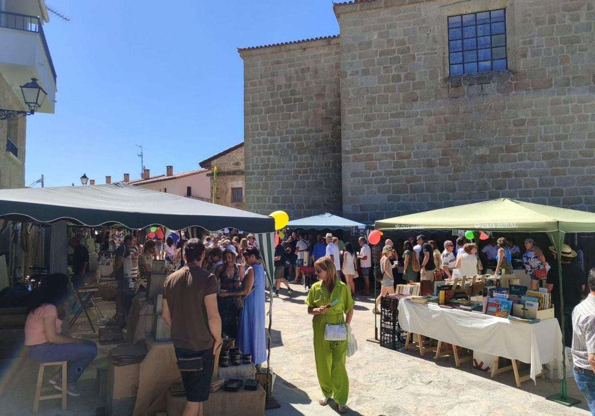 La gente pasea entre los puestos del IV Encuentro Hispano-luso «Sabores de Arribes». | Cedida