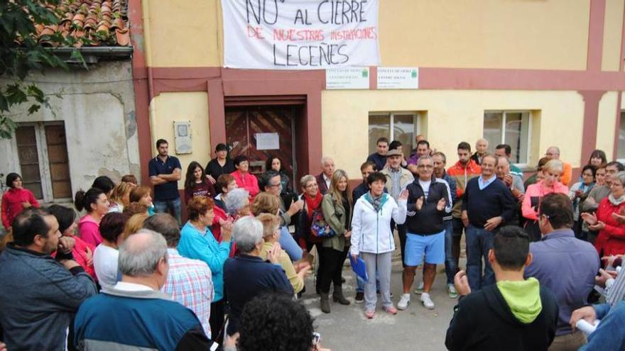 Los vecinos de Leceñes, concentrados ayer frente a las dependencias cerradas.