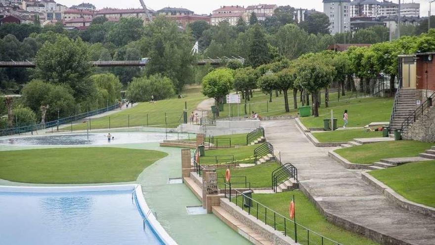 Las piscinas públicas y la zona verde de Oira se encuentran desde ayer abiertas al público. // Carlos Peteiro