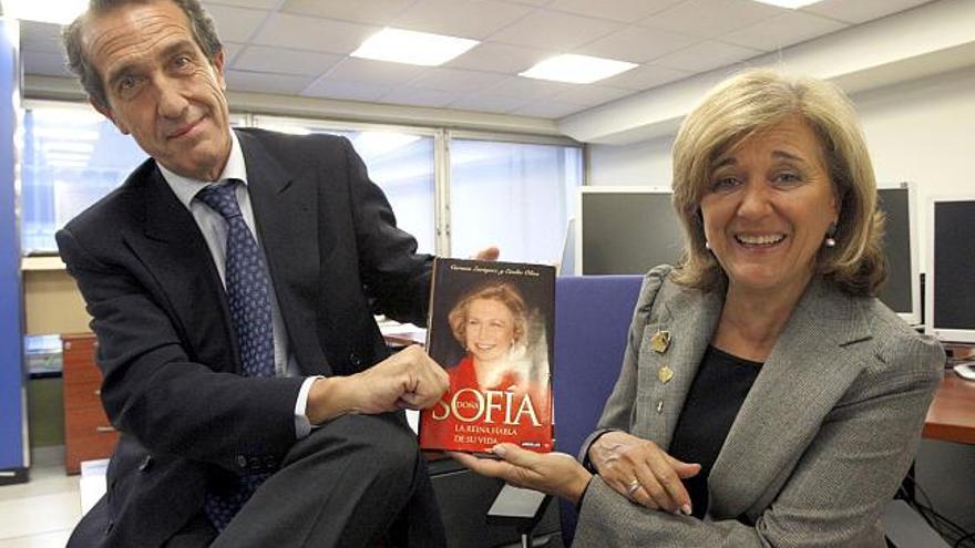 Los periodistas Carmen Enríquez y Emilio Oliva posan con el libro que han escrito sobre la Reina, &quot;Doña Sofía. La Reina habla de su vida&quot;, que narra su trayectoria vital. Doña Sofía ha conversado con ambos periodistas de asuntos como su relación con la princesa de Asturias, la separación de la infanta Elena, las relaciones con los medios de comunicación y el futuro de la monarquía, además de afirmar que &quot;quienes critican el matrimonio de un príncipe con una periodista tienen una forma muy antigua de pensar&quot;. &quot;Doña Sofía. La Reina habla de su vida&quot; será publicado por Aguilar el día 15, dos semanas antes de que la Reina cumpla 70 años el próximo 1 de noviembre. EFE/Kote Rodrigo