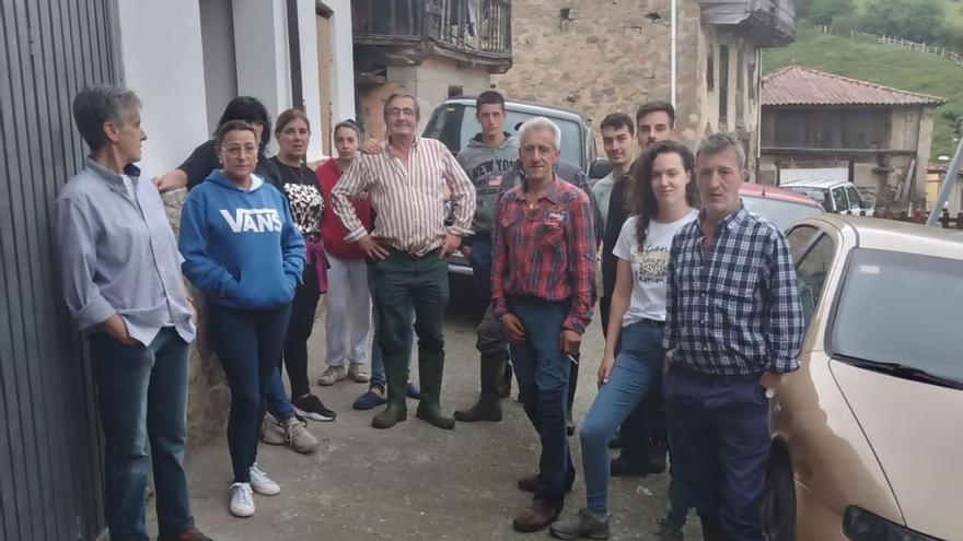 Los integrantes de la familia lenense cuyos animales están siendo aniquilados. | D. M.