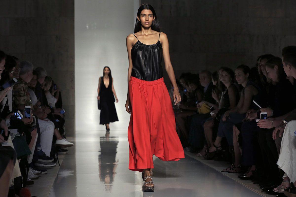 11 imprescindibles de Victoria Beckham: falda larga roja