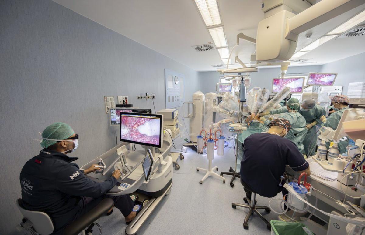 Dr. Pablo Juárez del Dago, Cirujano Robótico y CEO de UROINTEC, junto al Dr. Alberto Breda y el Profesor Richard Gastón, urólogos y referentes internacionales en cirugía robótica. |  | UROINTEC