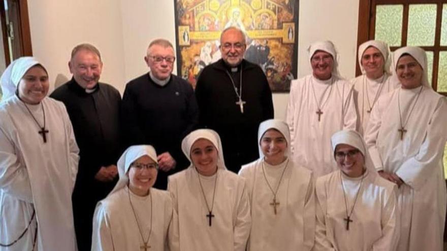 De pie, por la izquierda, Rafael Alonso, Adolfo Mariño y Jesús Sanz Montes, con las siervas del Hogar de la Madre. | LNE