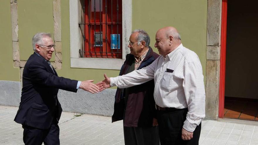 Por la izquierda, Manuel Arrieta saluda a los representantes vecinales Luciano González y Álvaro Tuero.