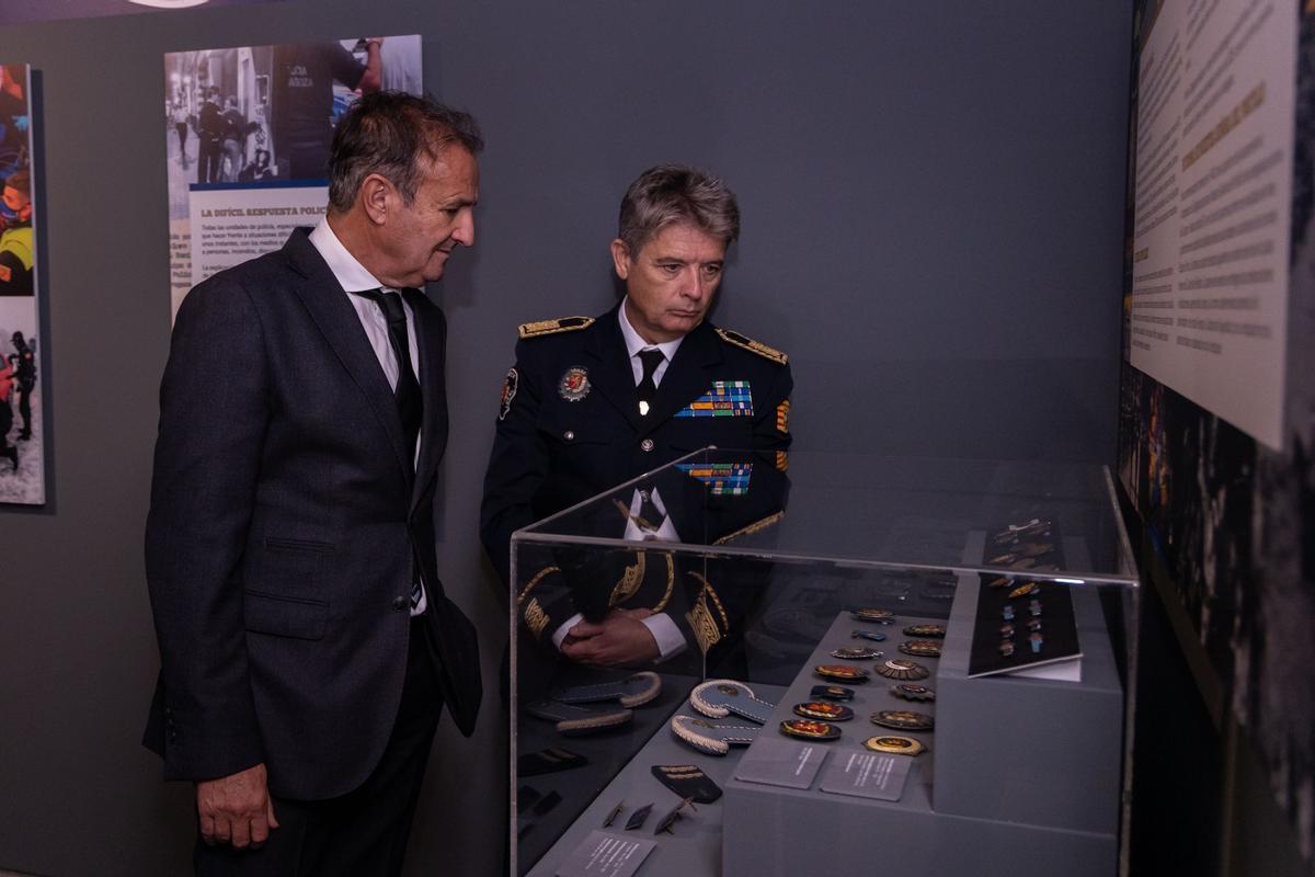 El superintendente de la Policía Local, Antonio Blas Soriano y el consejero de Presidencia y Seguridad Ciudadana, Ángel Lorén.