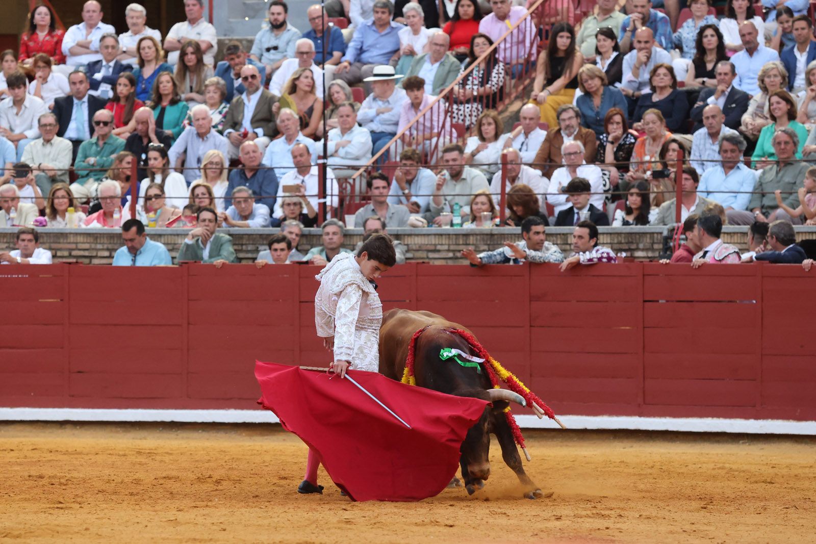 Javier Zulueta y Manuel Quintana abren la puerta de Los Califas