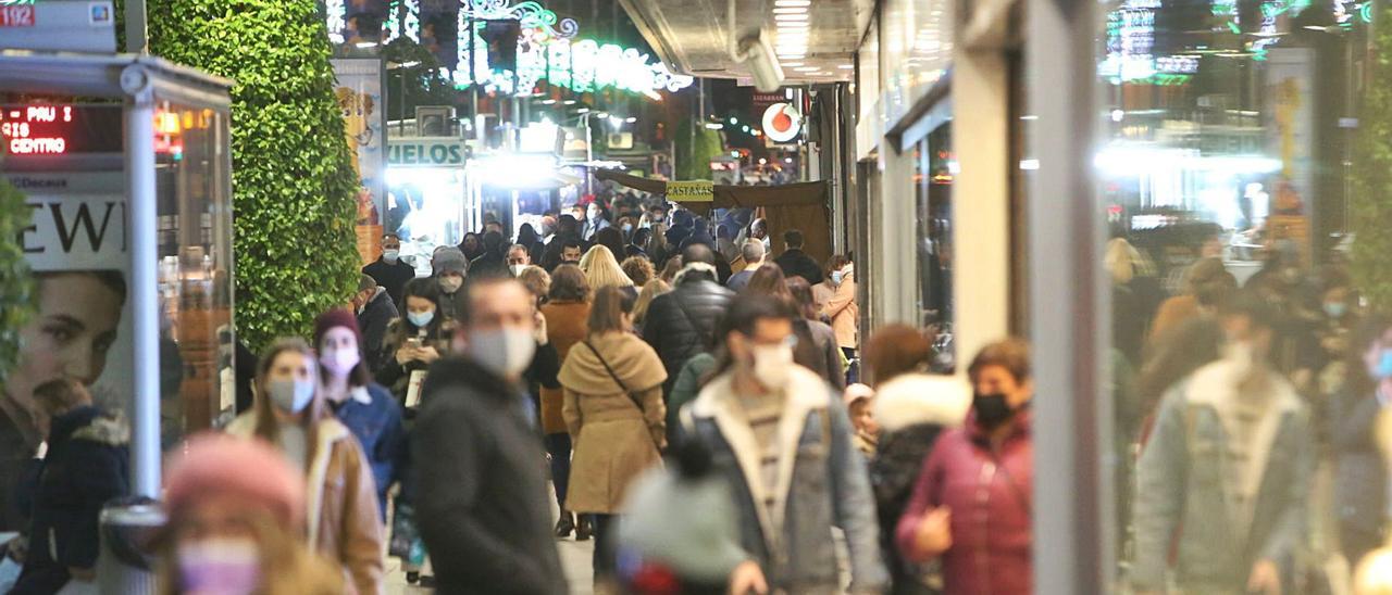 Personas con mascarilla pasean por las calles de Alicante.