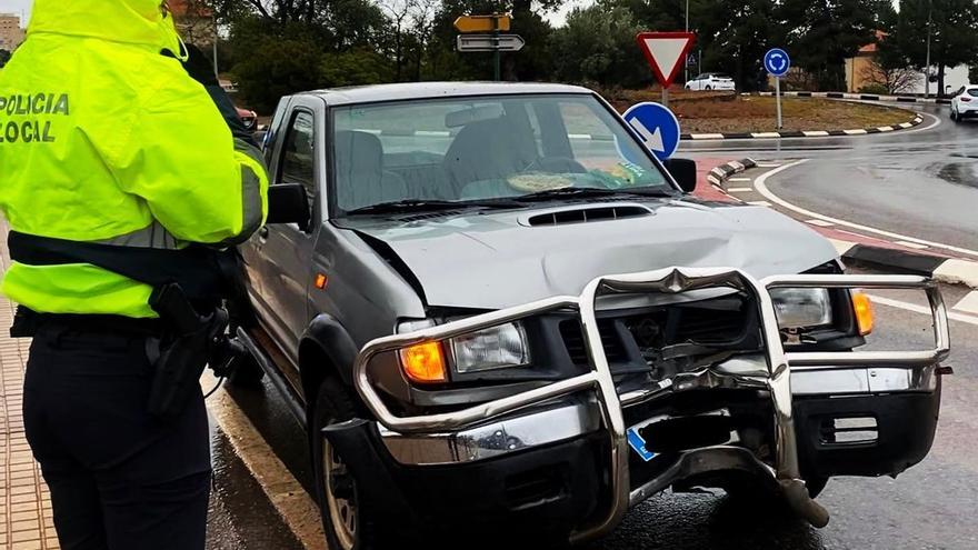Impacta un vehículo contra una farola en La Vall d&#039;Uixó