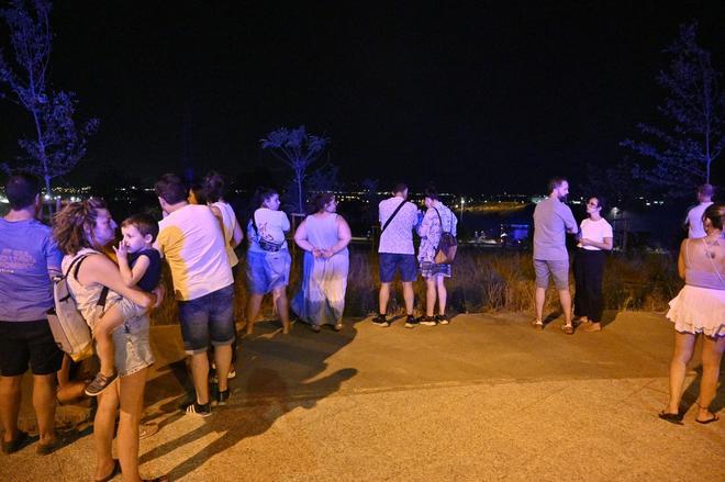 Un impresionante incendio en Parque Venecia ha sorprendido de noche a los vecinos.