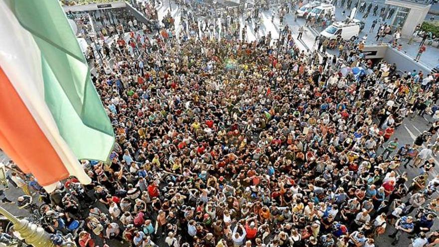 Immigrants es manifesten davant l&#039;estació de Keleti, a Budapest