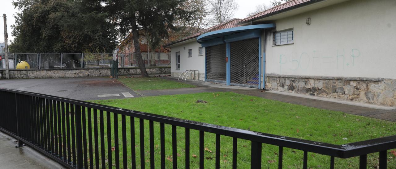 Entrada del centro de salud Vega-La Camocha, ayer.