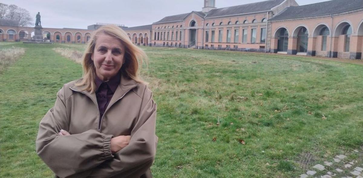Patricia Urquiola, ante el edificio del Grand Hornu.