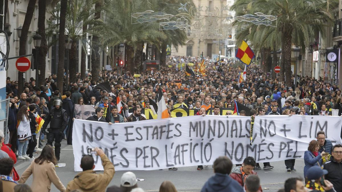 Manifestación valencianista contra la gestión de Peter Lim