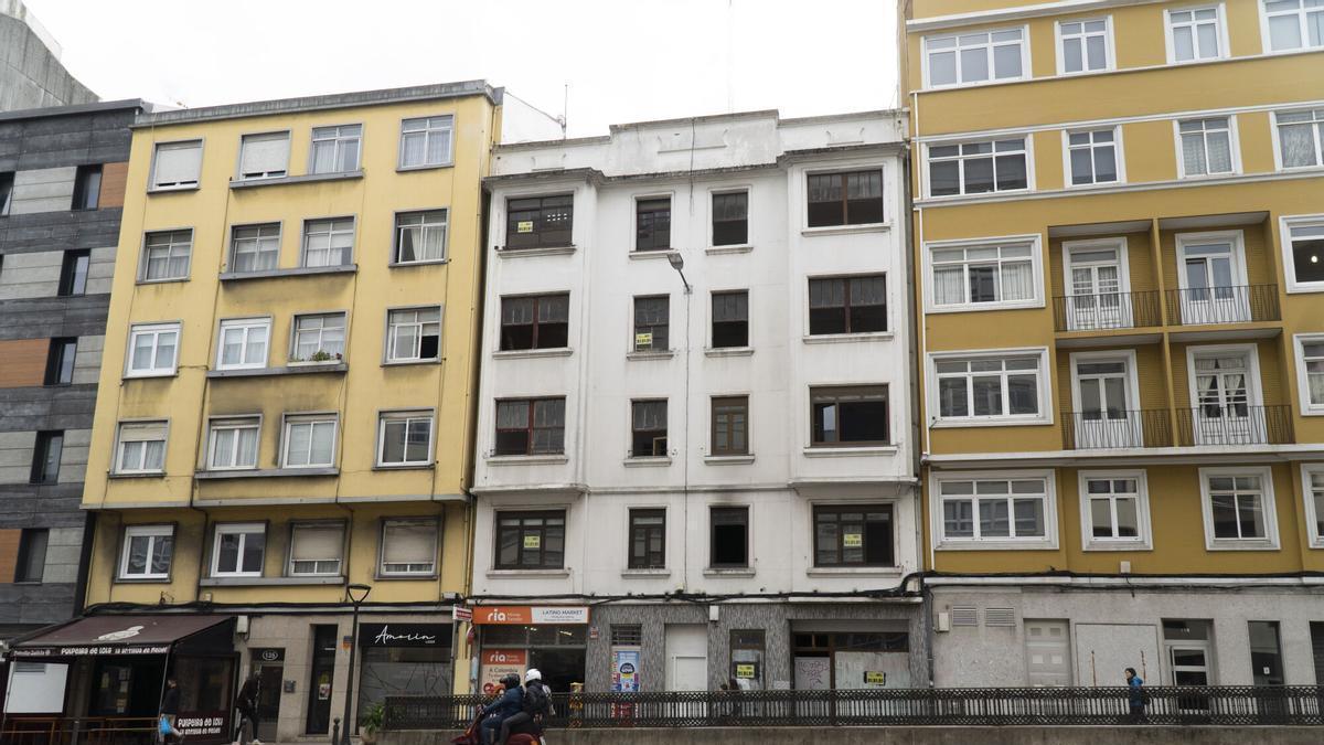 El propietario del edificio número 137 de la ronda de Outeiro, en Os Mallos, planea vender el bloque entero tras desinfectarlo y realizar obras exigidas por el Concello de A Coruña El propietario del edificio número 137 de la ronda de Outeiro, en Os Mallos, planea vender el bloque entero tras desinfectarlo y realizar obras exigidas por el Concello de A Coruña