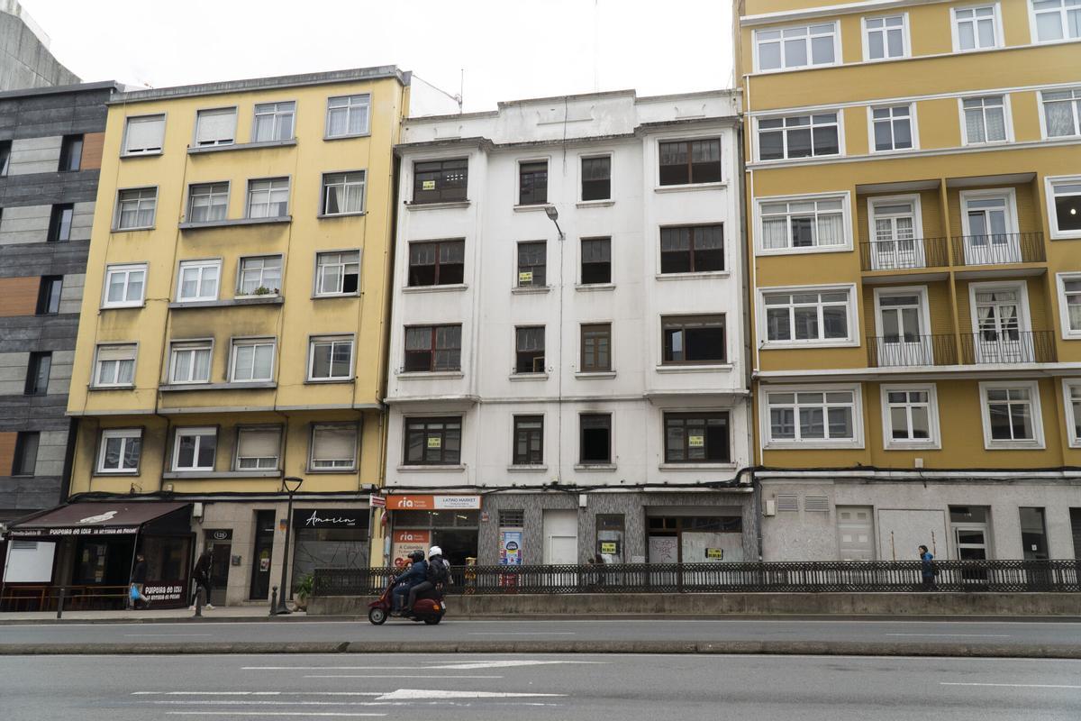El edificio número 137 de la Ronda de Outeiro, en Os Mallos, ya desalojado de inquilinos.