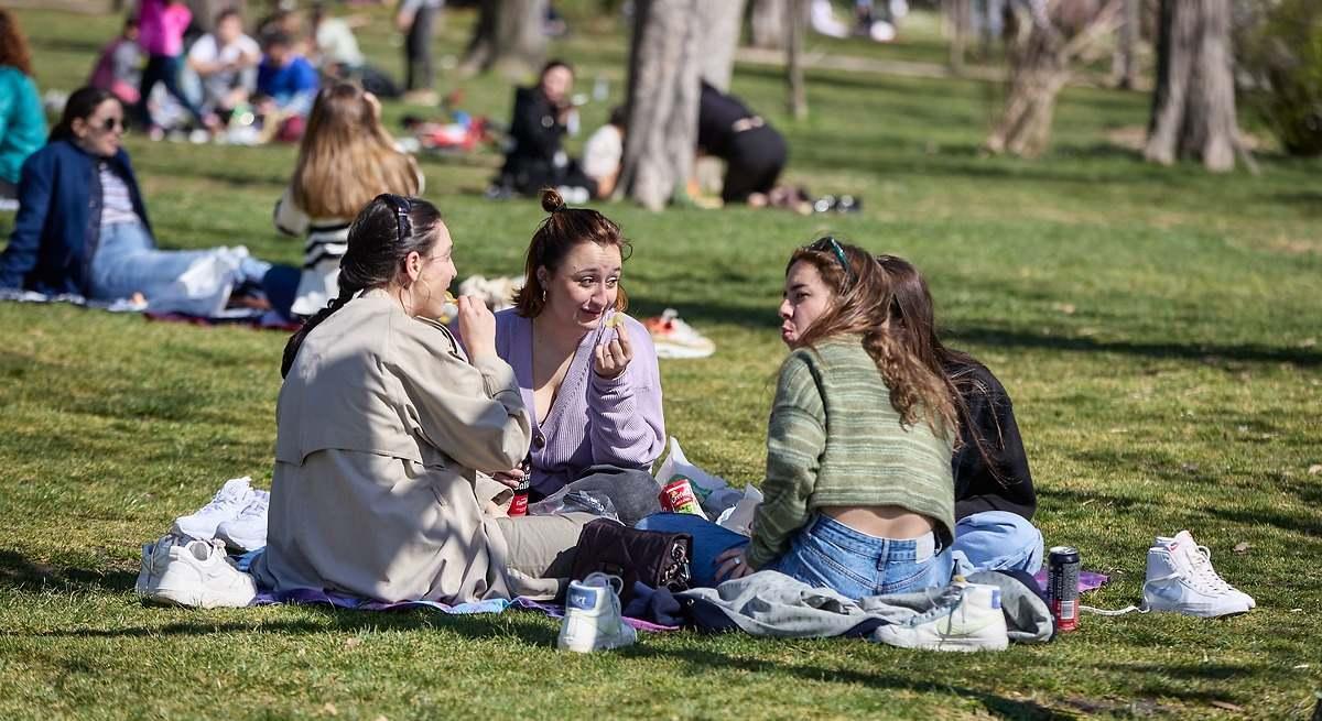 Grupo de chicas haciendo un pícnic en El Retiro