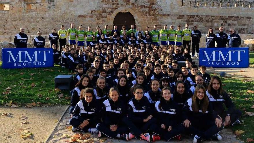 Foto de familia del Balonmano Zamora en la temporada 2016-2017.