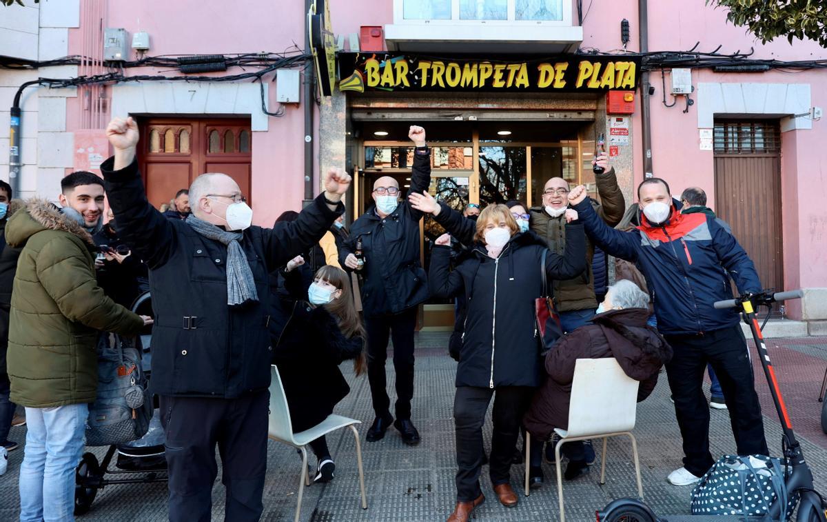 Varias personas agraciadas con el primer premio, a las puertas del bar Trompeta de Plata, en Logroño.