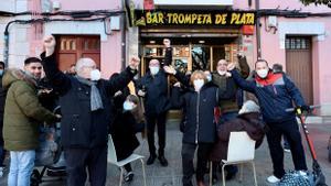 Varias personas agraciadas con el primer premio, a las puertas del bar Trompeta de Plata, en Logroño.