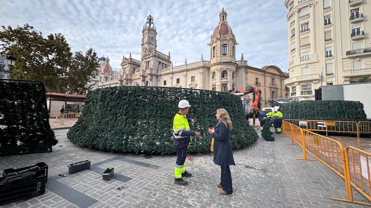 Arranca la instalación del árbol navideño de la plaza del Ayuntamiento
