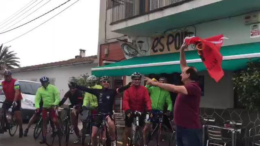 "Eins, zwei, g'suffa": glückliche Radfahrer am Start