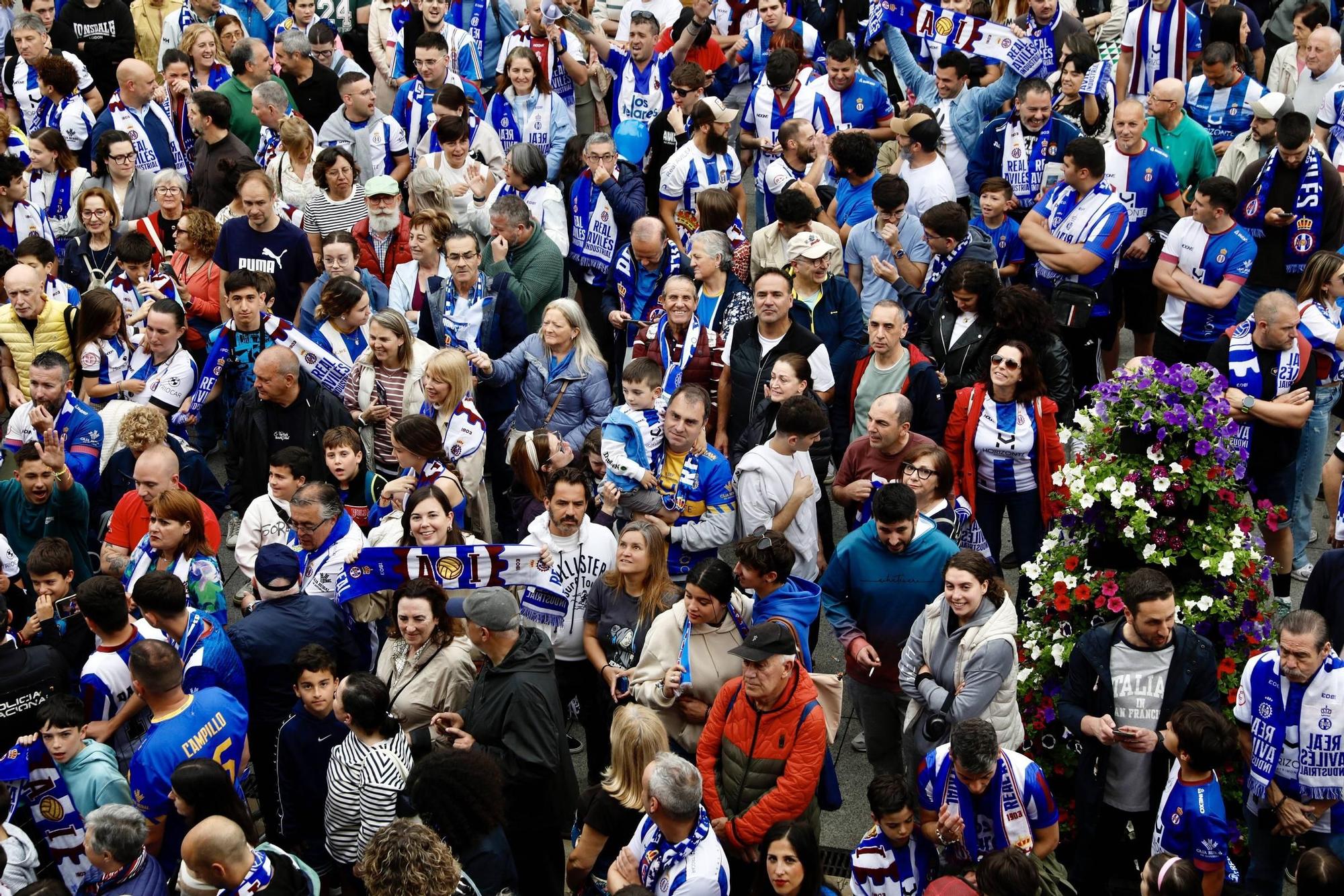 EN IMÁGENES: Así fue el recibimiento de los jugadores del Real Avilés en el Ayuntamiento