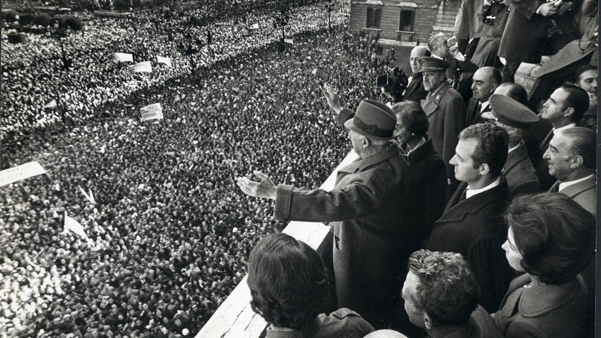 Franco saluda a la multitud en la plaza de Oriente, con los entonces príncipes Juan Carlos y Sofía detrás, en una foto de 1970.