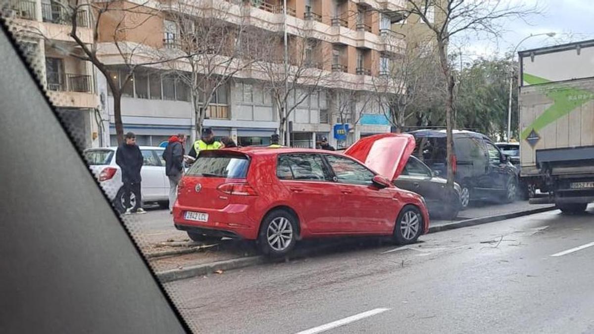 Auf Höhe der Wache der Ortspolizei prallte ein Auto gegen einen geparkten Wagen.