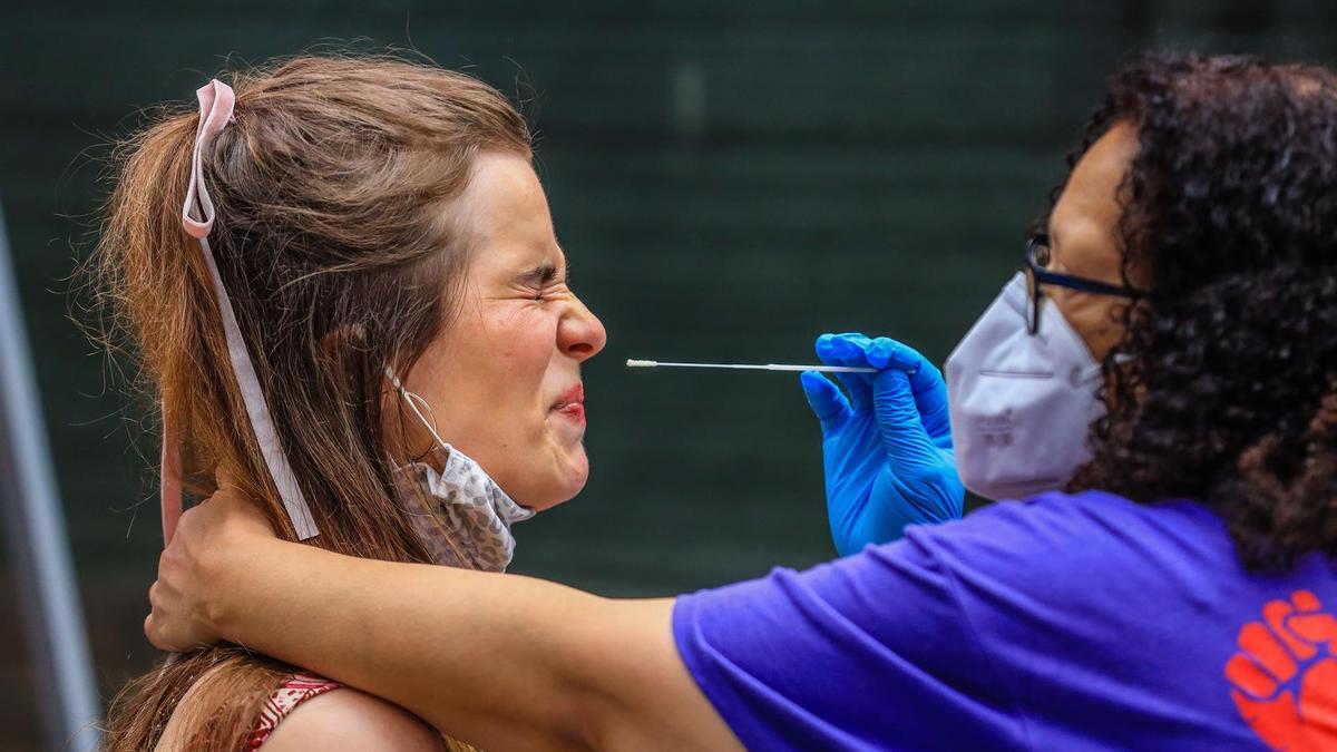 Una mujer se somete a una PCR.