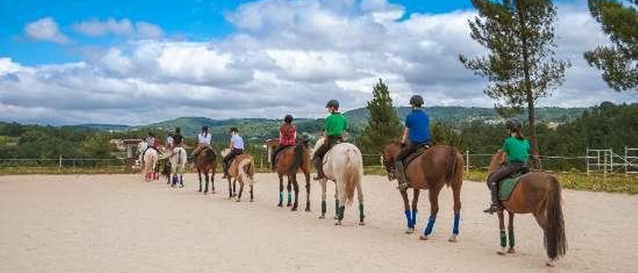 Los participantes a lomos de su caballo. // Cedida