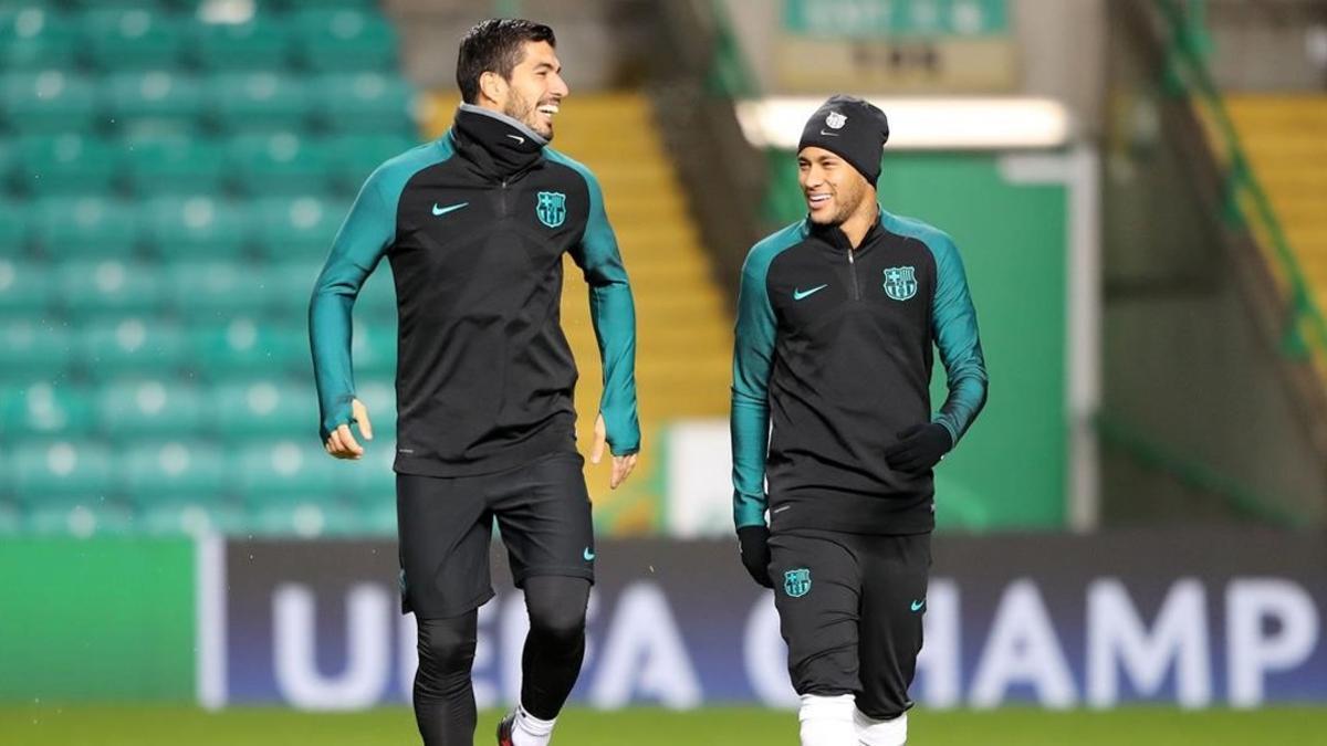 Luis Suárez y Neymar, en el entrenamiento del Barça en el Celtic Park de Glasgow.