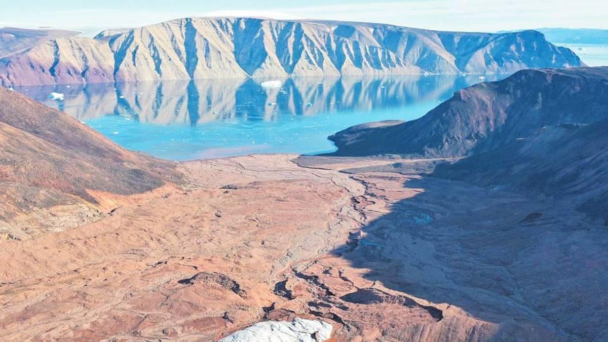 Panorámica tomada desde arriba de Sydgletscher mirando hacia el fiordo Bowdoin, en Qaanaaq, noroeste de Groenlandia