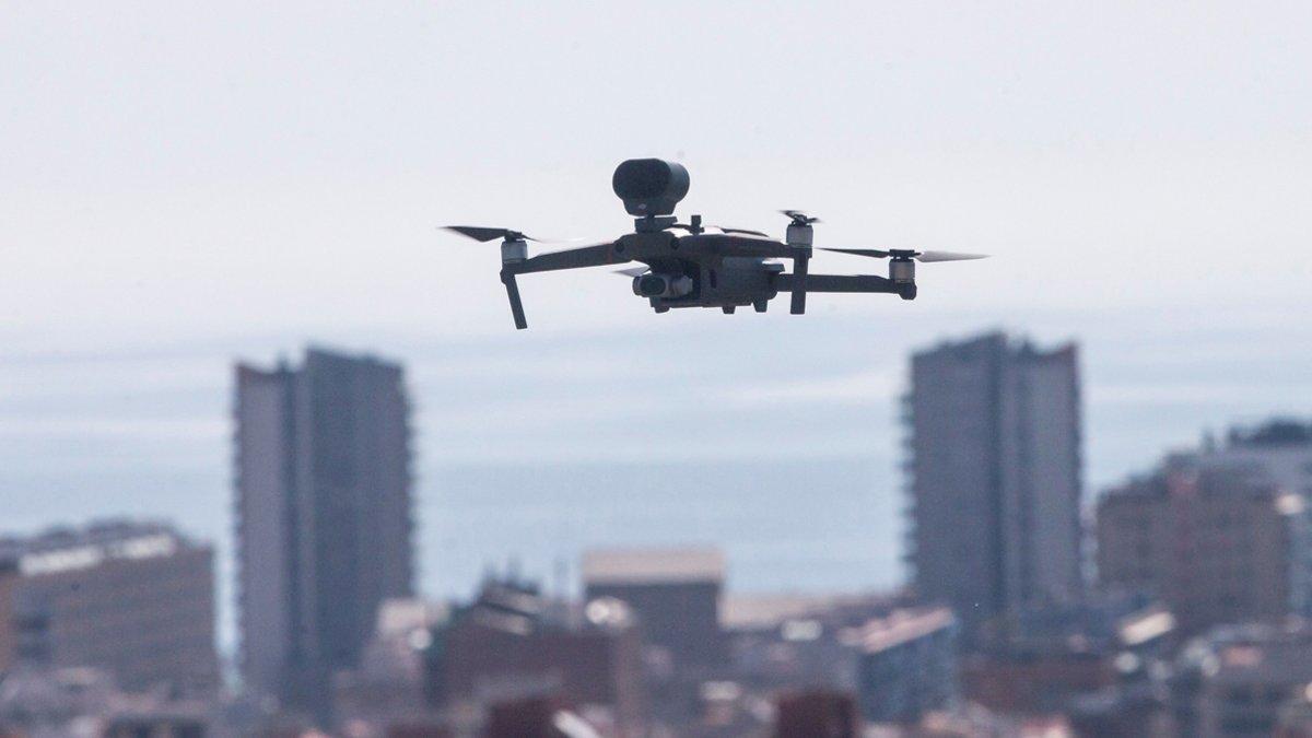 GRAFCAT4611. BADALONA (BARCELONA), 08/04/2020.- La Guardia Urbana de Badalona ha estrenado este miércoles un dron que empleará en situaciones de crisis y emergencia y que aprovechará estos días para detectar posibles infracciones del confinamiento. EFE/Quique Garcia