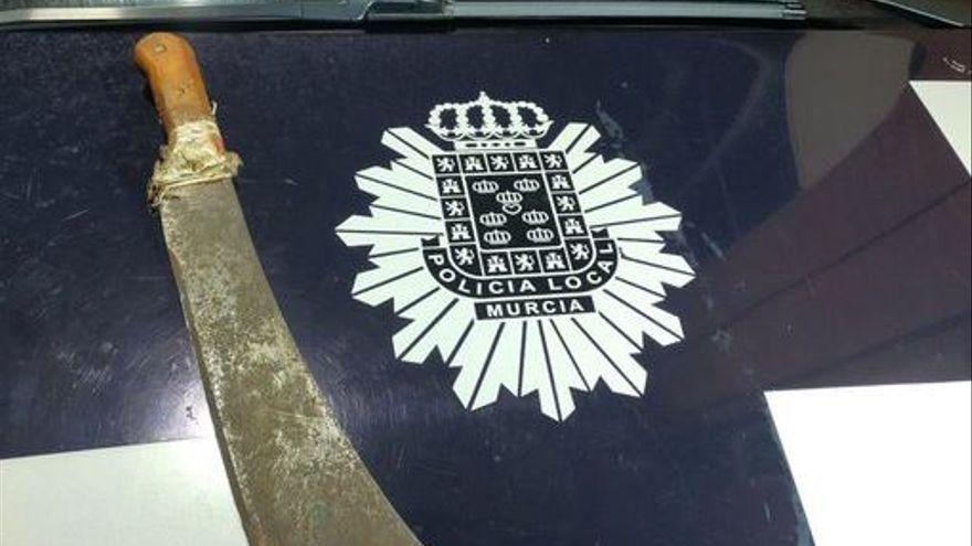 El arma blanca, sobre un vehículo policial.