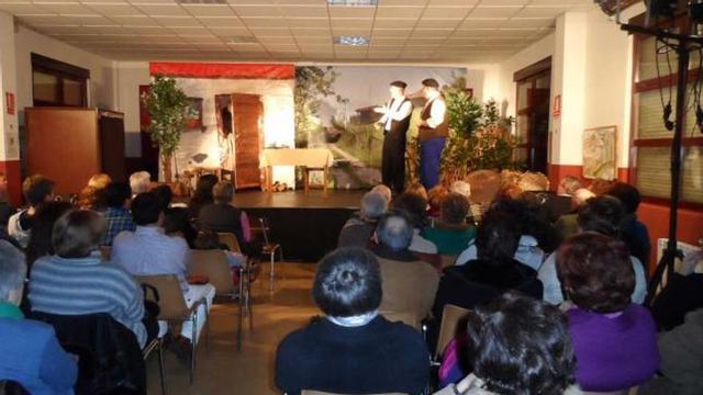 Tamón ríe con la compañía de teatro «Padre Coll» y  el monologuista Cellero