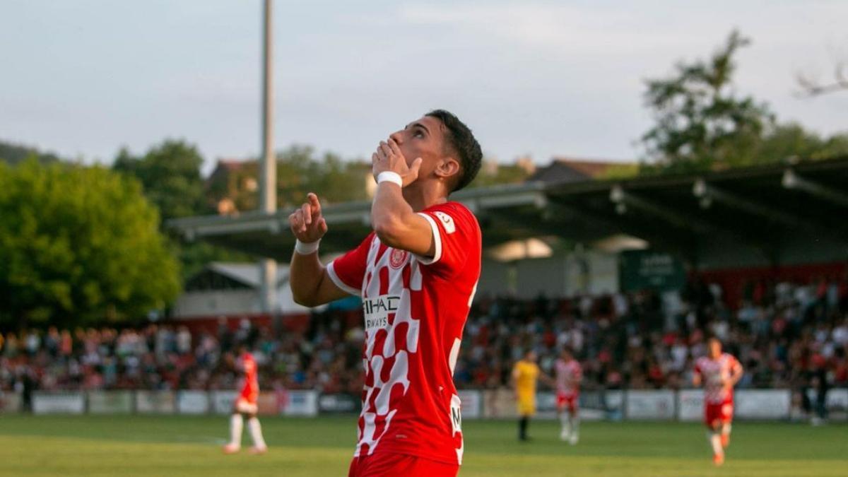 Iker Almena rescató el empate ante el Olot con una 'picadita' mágica