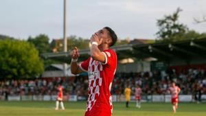 Iker Almena rescató el empate ante el Olot con una picadita mágica